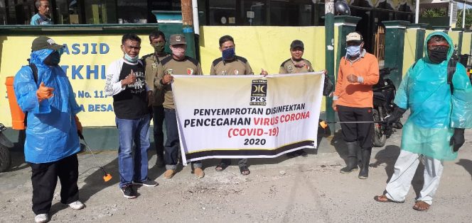 
 Cegah Corona, Satgas PKS Sumbawa Semprot Desinfektan Sejumlah Masjid