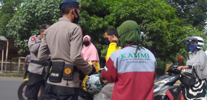 
 KAMMI didampingi Personel Brimob Menyerahkan Masker Ke pengguna Jalan