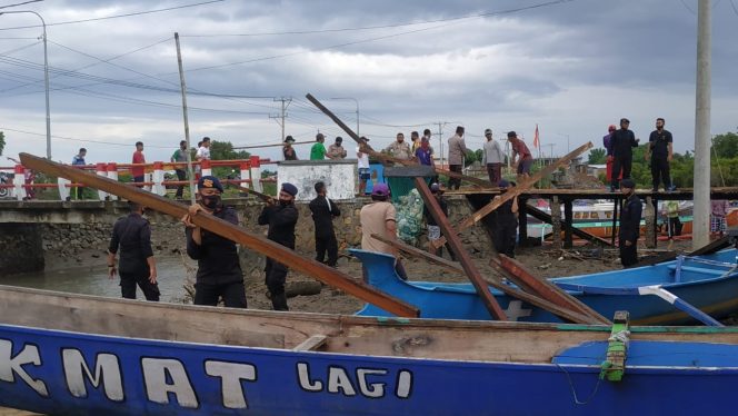 
 TNI Polri Gotong Royong Bersama Warga Desa Labuhan Lalar