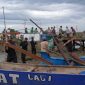 TNI Polri Gotong Royong Bersama Warga Desa Labuhan Lalar