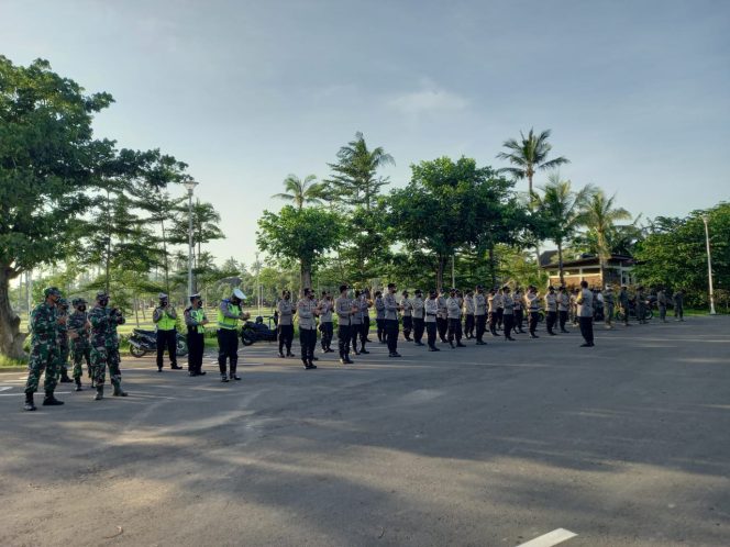 
 Polres Loteng Terjunkan 350 Personil Gabungan TNI-Polri, Antisipasi Kerumunan Dimalam Bau Nyale