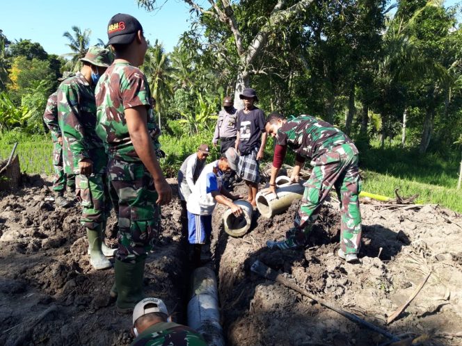 
 TNI-Polri Berjibaku Pasang Gorong-Gorong Di Desa Bonjeruk