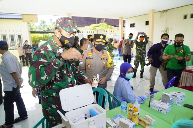 
 TNI- POLRI Bersama Pemda Tinjau Vaksinasi Covid-19 di Desa Golong
