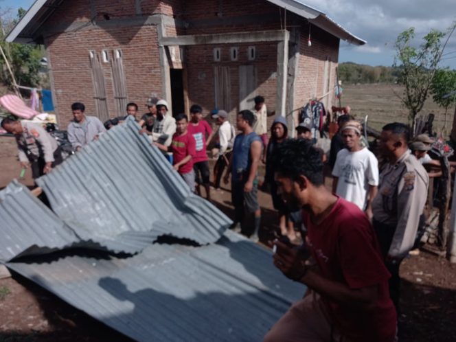 
 Puting Beliung Rusak 28 Rumah, TNI Polri Gotong Royong Bantu Warga