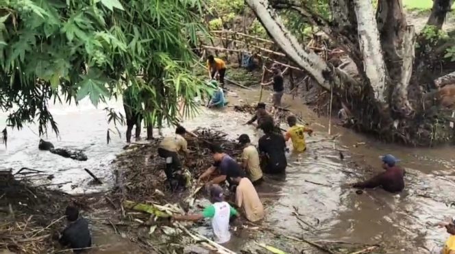
 Kapolsek Kempo Bersama Warga Melakukan Pencarian Korban Terseret Arus Banjir di Sungai