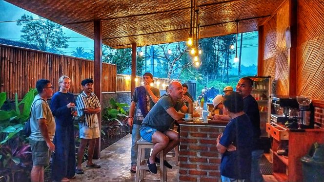 
 Kren! Cosy Corner Cafe & Restaurant Tempat Nongkrong  dengan Serba Sajian Makanan Local, Mancanegara dan  Pemandangan Sawah Yang Indah