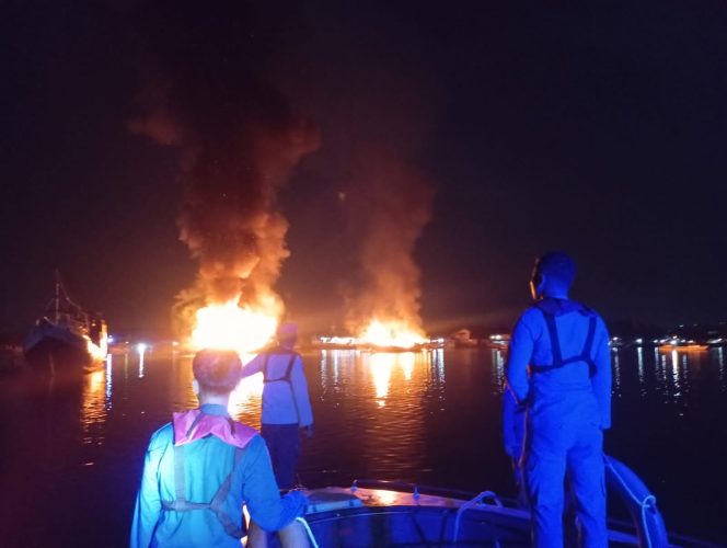 
 Kebakaran Kapal Diteluk Perairan , Polda NTB Atensi Kasus Kapal di Kayangan Lombok Timur