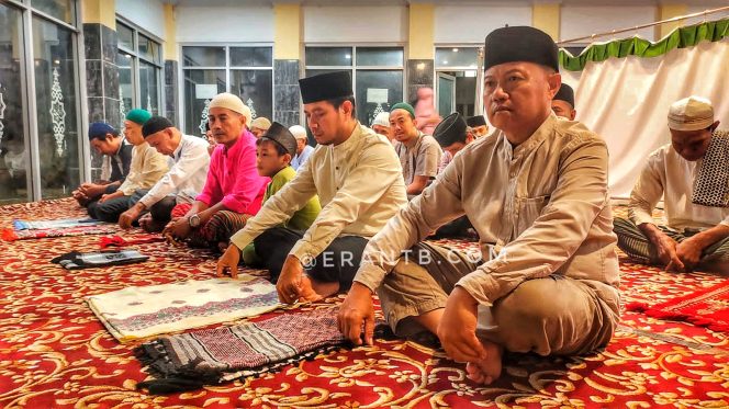 
 Bupati Bambang Firdaus Didampingi Sekda Sholat Isya dan Taraweh Bersama di Masjid Pendopo