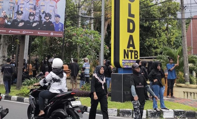
 Tolak Relokasi, Warga Kampung Bugis Diserang Saat Unjuk Rasa