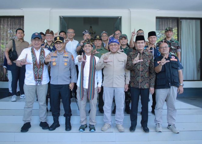 
 Kapolda NTB Sambut Kunjungan Menteri Kehutanan di Bandara Internasional Lombok
