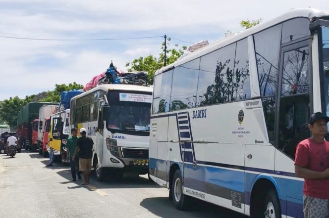 
 Aksi Massa Tutup Akses Poto Tano, Sopir dan Penumpang Keluhkan Kerugian