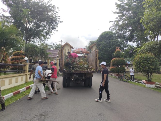 
 Bupati Dompu Ajak Warga Peduli Kebersihan Lingkungan di Momen Idul Adha