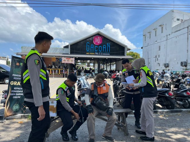 
 Polda NTB Gelar Pengobatan Gratis untuk Ojol Sambut Hari Bhayangkara Ke-79