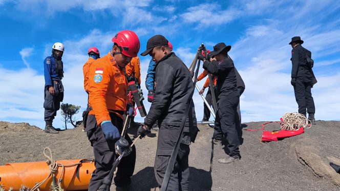 
 Terjebak di Tebing Rinjani, Evakuasi Pendaki Brasil Terkendala Kabut Tebal