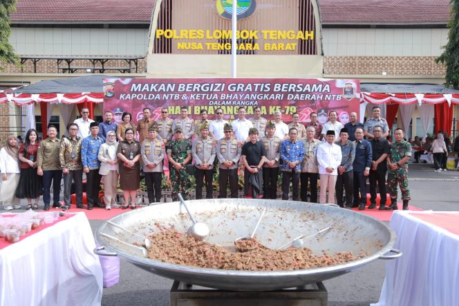 
 Semarak Hari Bhayangkara ke-79, Kapolda NTB Duduk Lesehan dan Nikmati MBG Bersama Pelajar di Loteng