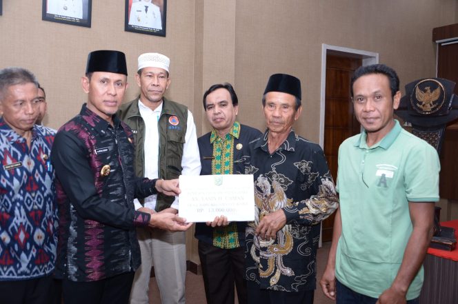 
 Wabup Bima Serahkan Bantuan Rp 448 Juta untuk Warga Terdampak Bencana