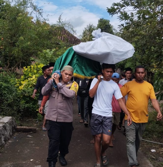 
 Bhabinkamtibmas Desa Ta’a Melayat dan Mengantar Jenazah Warga