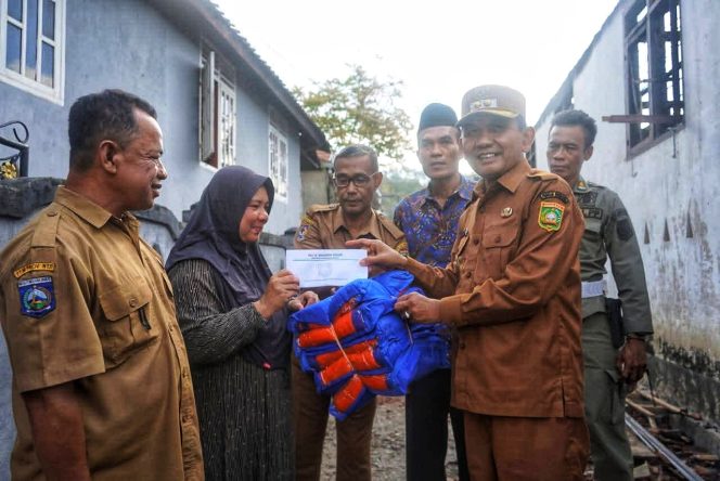 
 Duka di Juru Mapin, Wabup Sumbawa Hadir Beri Bantuan Korban Kebakaran