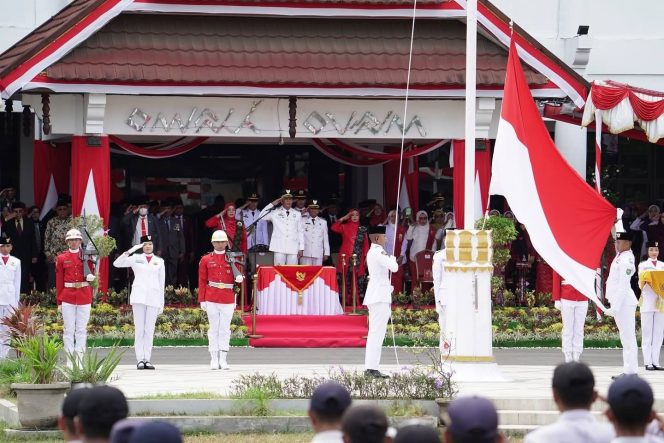
 Bupati Sumbawa Jadi Inspektur Upacara Detik-Detik Proklamasi Kemerdekaan RI ke-80
