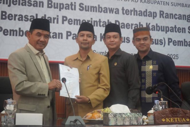 
 Wabup Ansori Paparkan Dua Ranperda dalam Rapat Paripurna DPRD Sumbawa