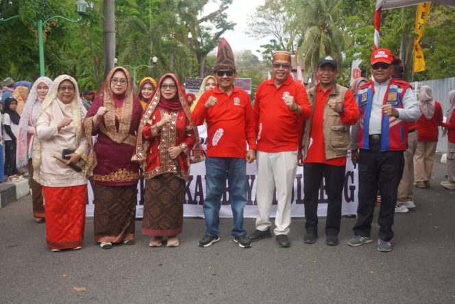 
 HUT ke-80 RI, Wabup Lepas Pawai Budaya Penuh Warna di Lapangan Pahlawan