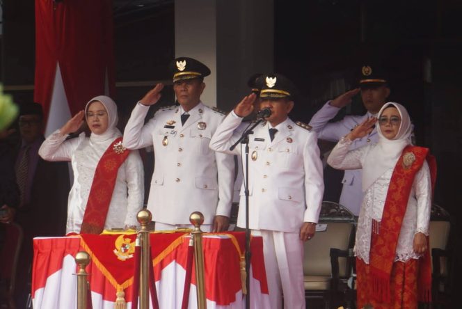 
 Upacara Penurunan Sang Merah Putih Peringatan HUT ke-80 RI di Kabupaten Sumbawa Berlangsung Khidmat