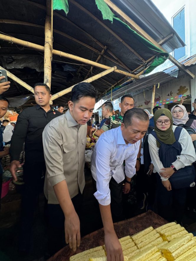 
 Gubernur NTB Dampingi Wapres Gibran Borong Komoditas Lokal di Pasar Kebon Roek