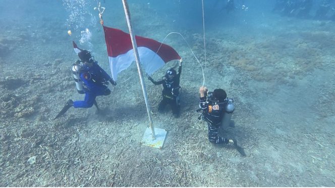 
 Merah Putih Berkibar di Laut Gili Petagan, Lombok Timur Rayakan HUT RI dengan Cara Unik