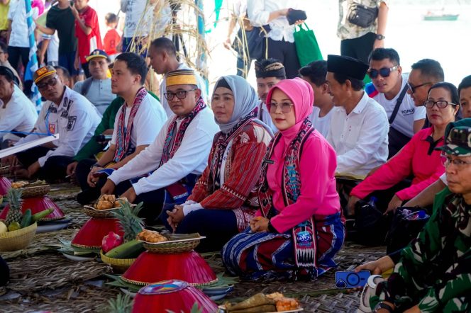 
 Festival Gili 2025 Angkat Tradisi Rebo Bontong, Bhayangkari Ajak Masyarakat Rawat Budaya Lokal