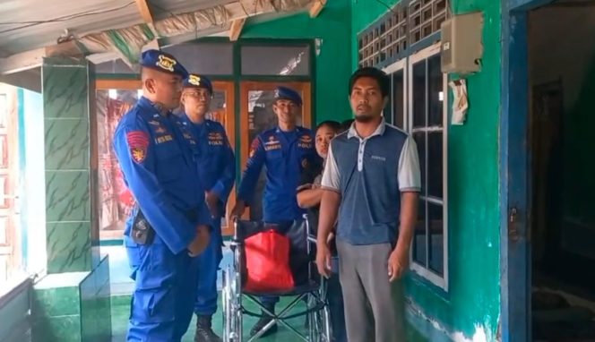 
 Polairud Polda NTB Serahkan Kursi Roda dan Sembako untuk Warga Labuhan Poh