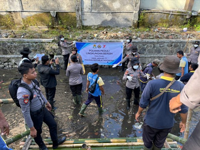 
 Polwan Polda NTB Rayakan HUT ke-77 dengan Aksi Peduli Lingkungan di Karang Kelok