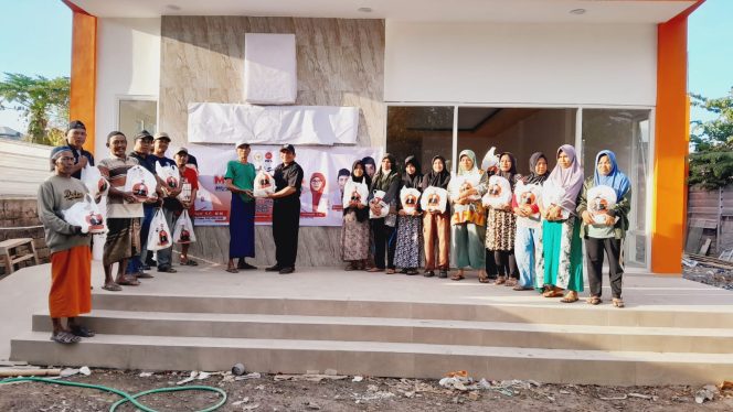 
 H. Abdul Hadi Bagikan 100 Paket Beras untuk Warga Kota Mataram