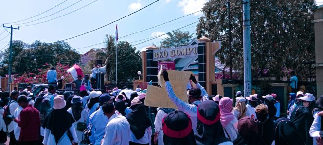 
 Ratusan Guru Swasta di Dompu Tuntut Diangkat Langsung Jadi PPPK