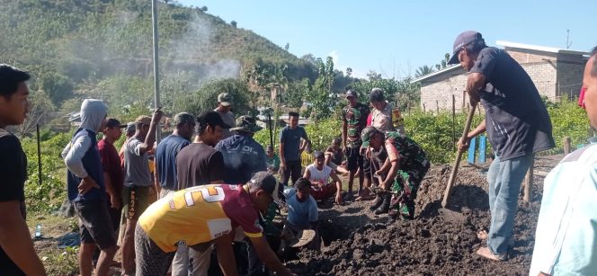 
 TNI dan Warga Desa Bara Kompak Gotong Royong, Babinsa Serka M. Tayeb Turut Berbelasungkawa