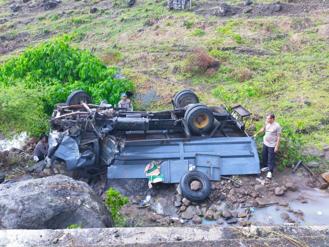 
 Rem Blong di Tanjakan Moti Toi, Truk Dalmas Terguling: Dua Personel Terluka
