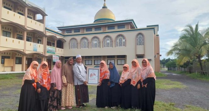 
 DPD PKS Kota Mataram Anugerahkan Gelar Ayah Inspiratif 2025 kepada TGH Muchlis