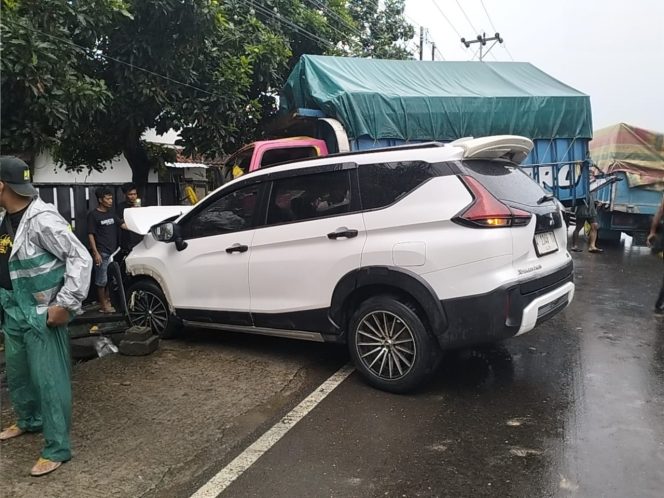 
 Truk Banting Setir Hindari Dump Truck, Satu Penumpang Xpander Tewas di Lopok
