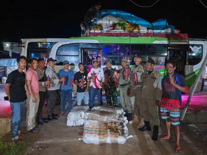 
 Polsek Kempo Gelar Operasi Terpadu, Ratusan Botol Miras Berhasil Diamankan