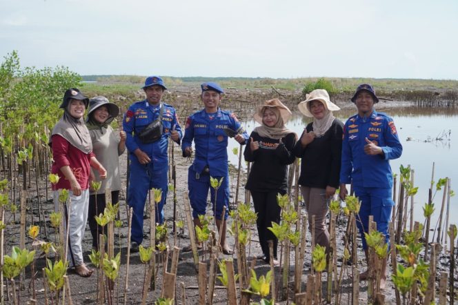 
 Jaga Pesisir, Ditpolairud NTB Bersama Pokdarwis Tanam Mangrove di Muara Sugian