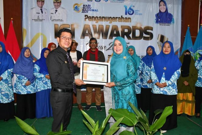 
 IGI Awards 2025: Bupati Bambang Firdaus Tekankan Guru Sebagai Inspirasi Bangsa
