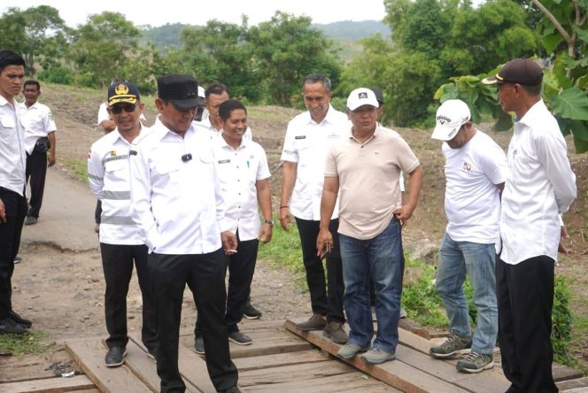 
 Wabup Ansori Tinjau Dua Jembatan Rusak di Prode SP1, Pastikan Perbaikan Segera Dilakukan