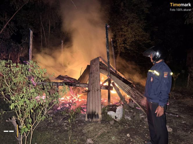 
 Pria di Labuhan Badas Aniaya Warga dan Bakar Rumah Panggung, Polisi Buru Pelaku