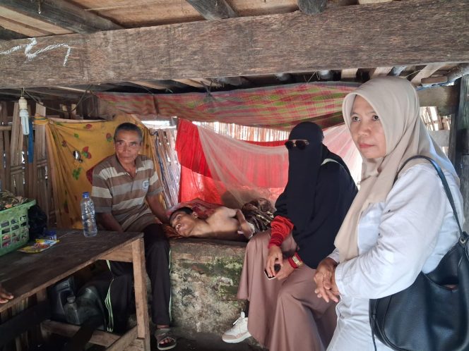 
 Pemkab Sumbawa dan NTB Care Salurkan Bantuan untuk Penyandang Disabilitas di Desa Pukat