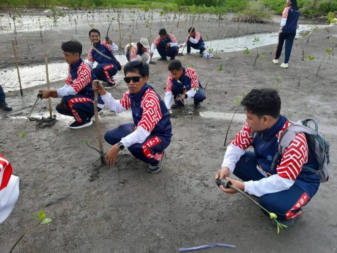 
 Aksi penanaman mangrove oleh pemuda berprestasi NTB di Ekowisata Bale Mangrove Jerowaru 