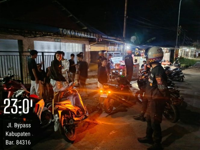 
 Polisi Bubarkan Kerumunan Remaja Balap Lari di Jalan Raya