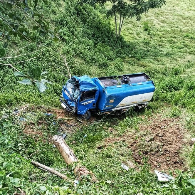 
 Diduga Rem Blong, Truk Tangki BBM Terjun ke Jurang di Lunyuk