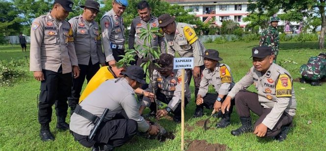
 Sambut HUT Sumbawa, Polres Sumbawa Tanam Pohon di Taman Unter Katimis