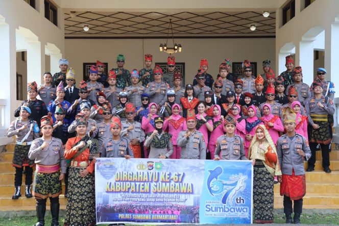 
 Polres Sumbawa Kawal Ribuan Peserta Karnaval “Batedung Tuntang” HUT Sumbawa ke-67