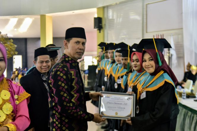 
 Wisuda 179 Lulusan STES Harapan Bima, Wabup Bima Dorong Alumni Siap Hadapi Dunia Kerja