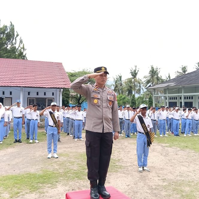 
 Kapolsek Kempo Jadi Pembina Upacara di SMKN 1 Kempo, Tekankan Disiplin dan Pencegahan Kenakalan Remaja